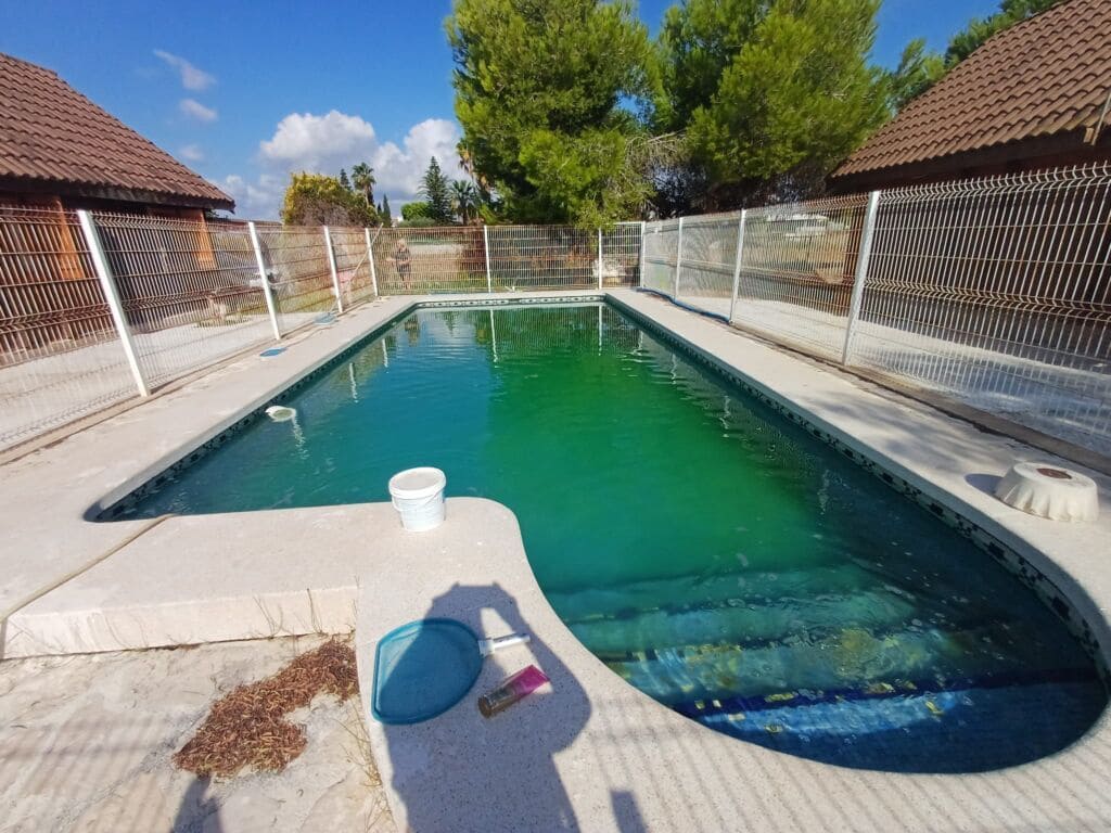 13 bedroom Commercial for sale in Oliva with pool garage - € 450,000 (Ref: 9497046)