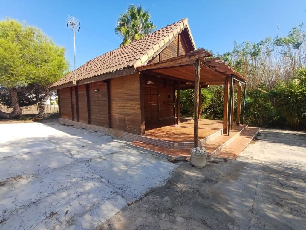 13 bedroom Commercial for sale in Oliva with pool garage - € 450,000 (Ref: 9497046)