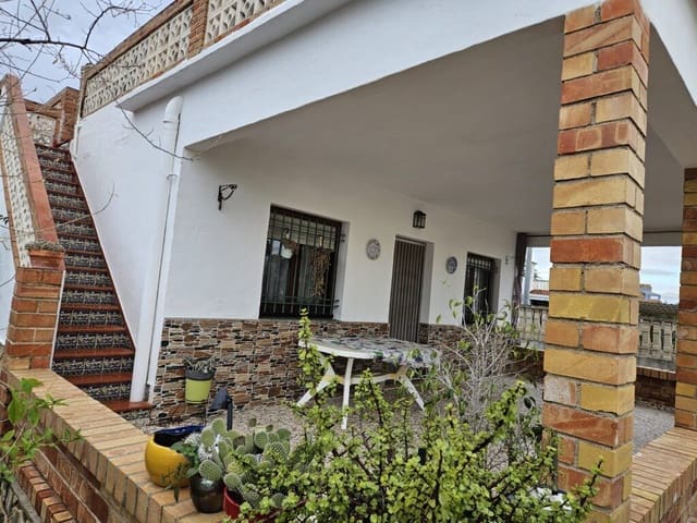 2 makuuhuone Huvila myytävänä paikassa Oliva mukana 
autotalli - 335 000 € (Ref: 9555581)