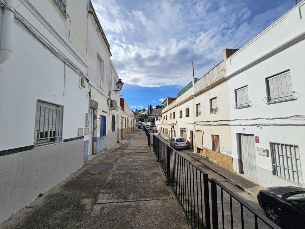 8 slaapkamer Huis te koop in Oliva - € 69.000 (Ref: 9574493)