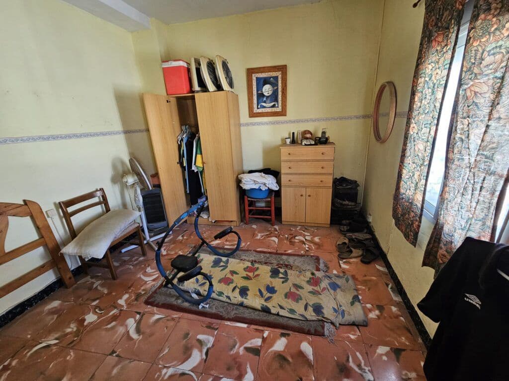 8 slaapkamer Huis te koop in Oliva - € 69.000 (Ref: 9574493)