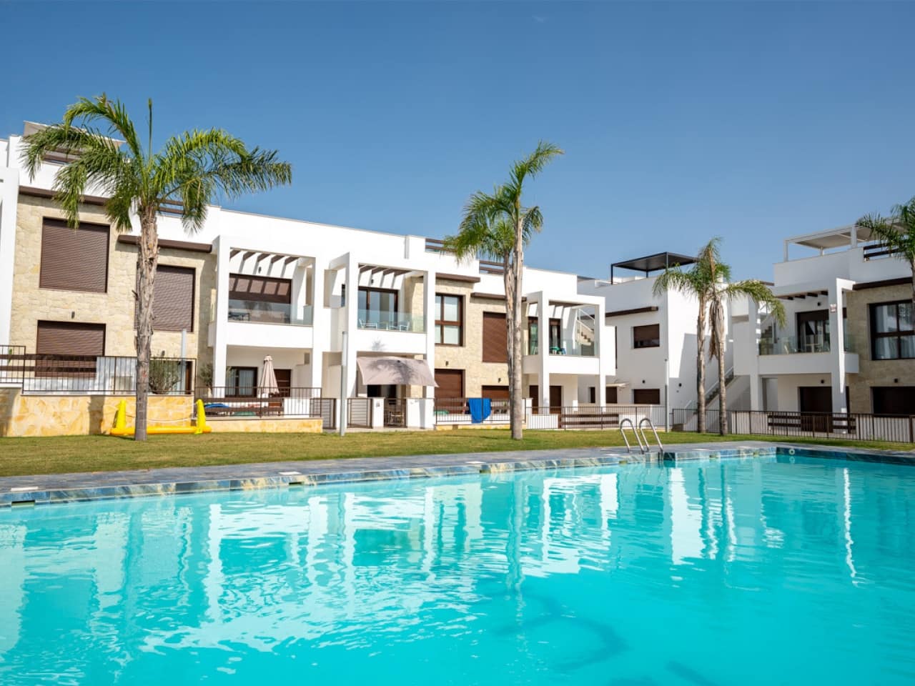 2 slaapkamer Rijtjeshuis te koop in Torrevieja met zwembad garage - € 345.000 (Ref: 10021174)