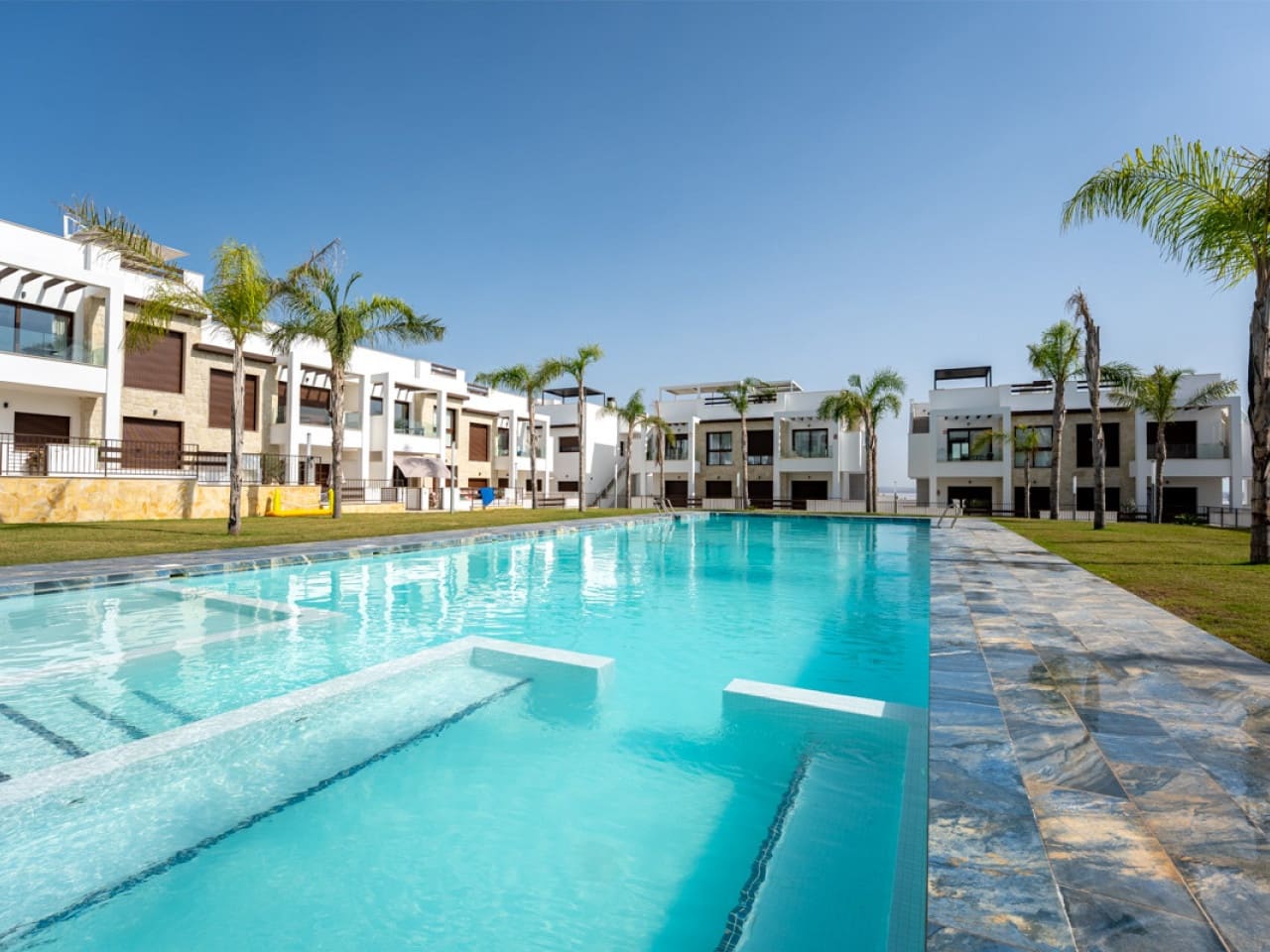 2 slaapkamer Rijtjeshuis te koop in Torrevieja met zwembad garage - € 345.000 (Ref: 10021174)