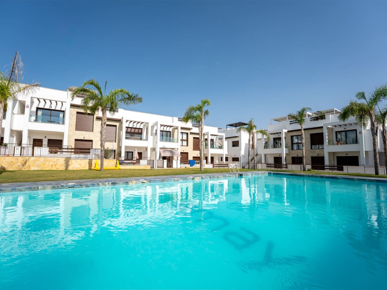 2 slaapkamer Rijtjeshuis te koop in Torrevieja met zwembad garage - € 345.000 (Ref: 10021174)