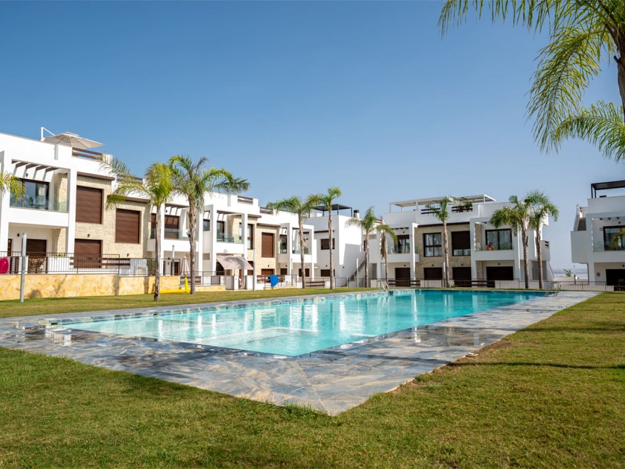 2 slaapkamer Rijtjeshuis te koop in Torrevieja met zwembad garage - € 345.000 (Ref: 10021174)