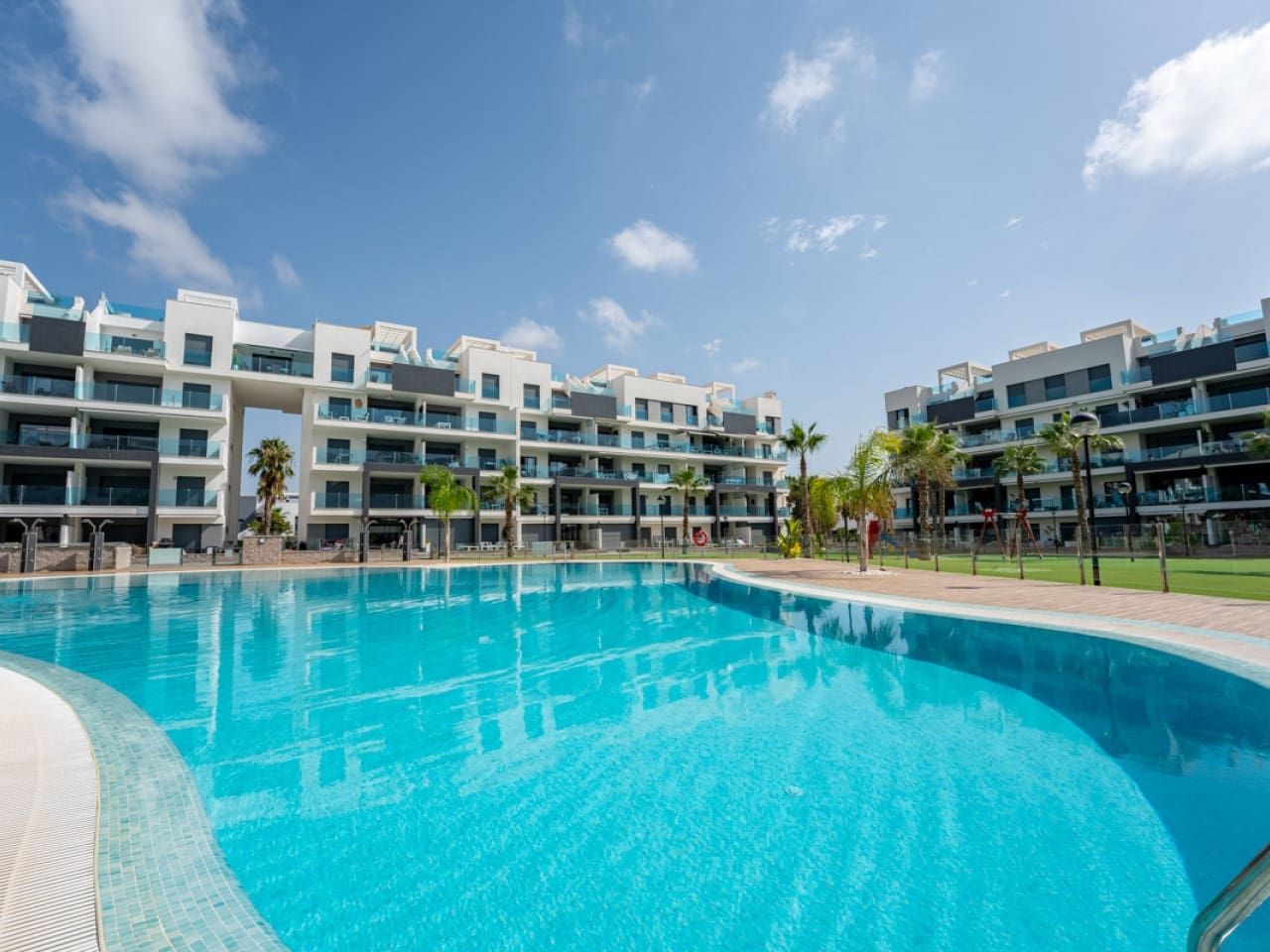 Apartamento de 3 habitaciones en El Raso en venta con piscina garaje - 295.000 € (Ref: 10030727)