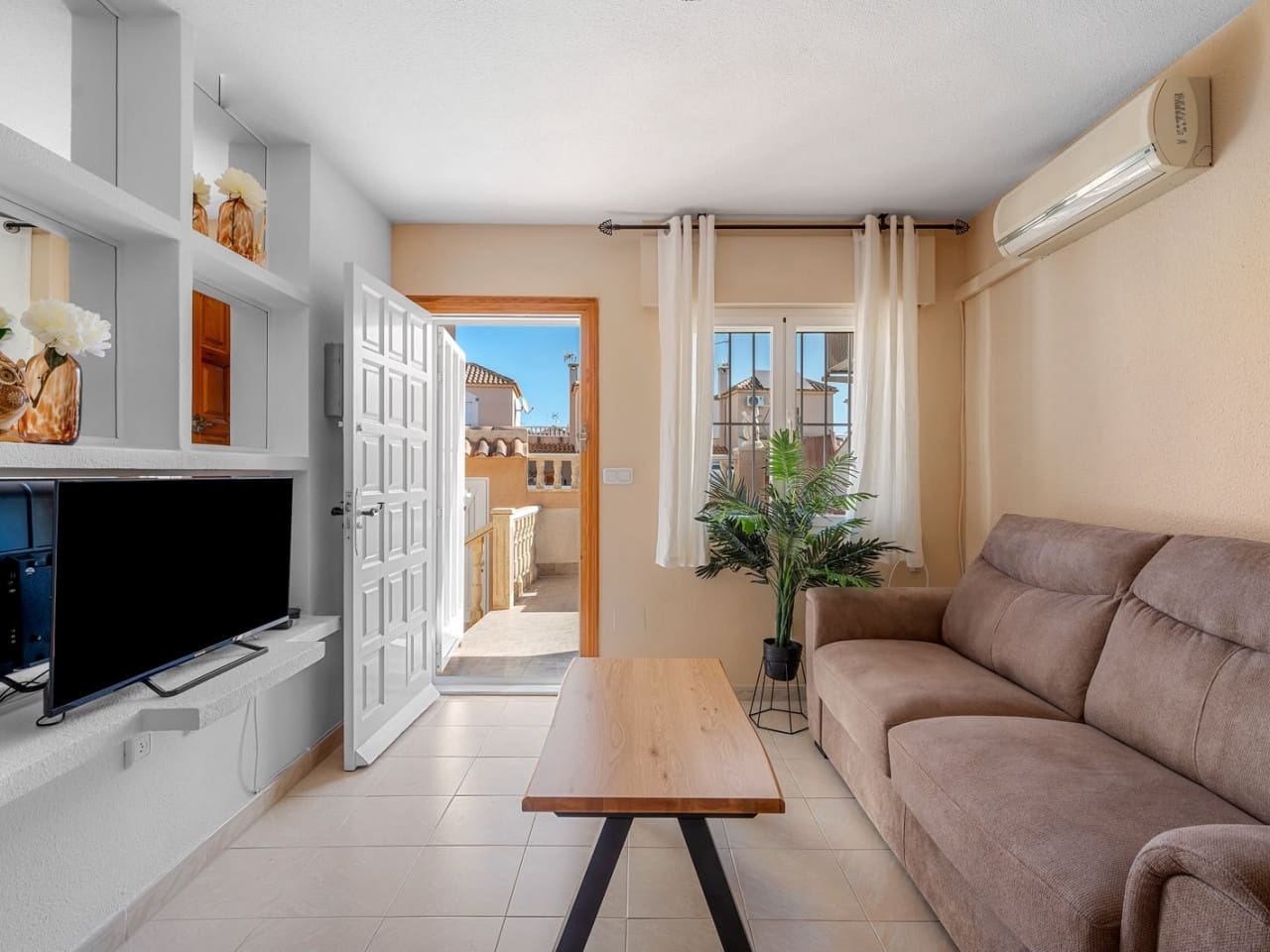 2 slaapkamer Rijtjeshuis te koop in Torrevieja met zwembad - € 178.995 (Ref: 10032384)