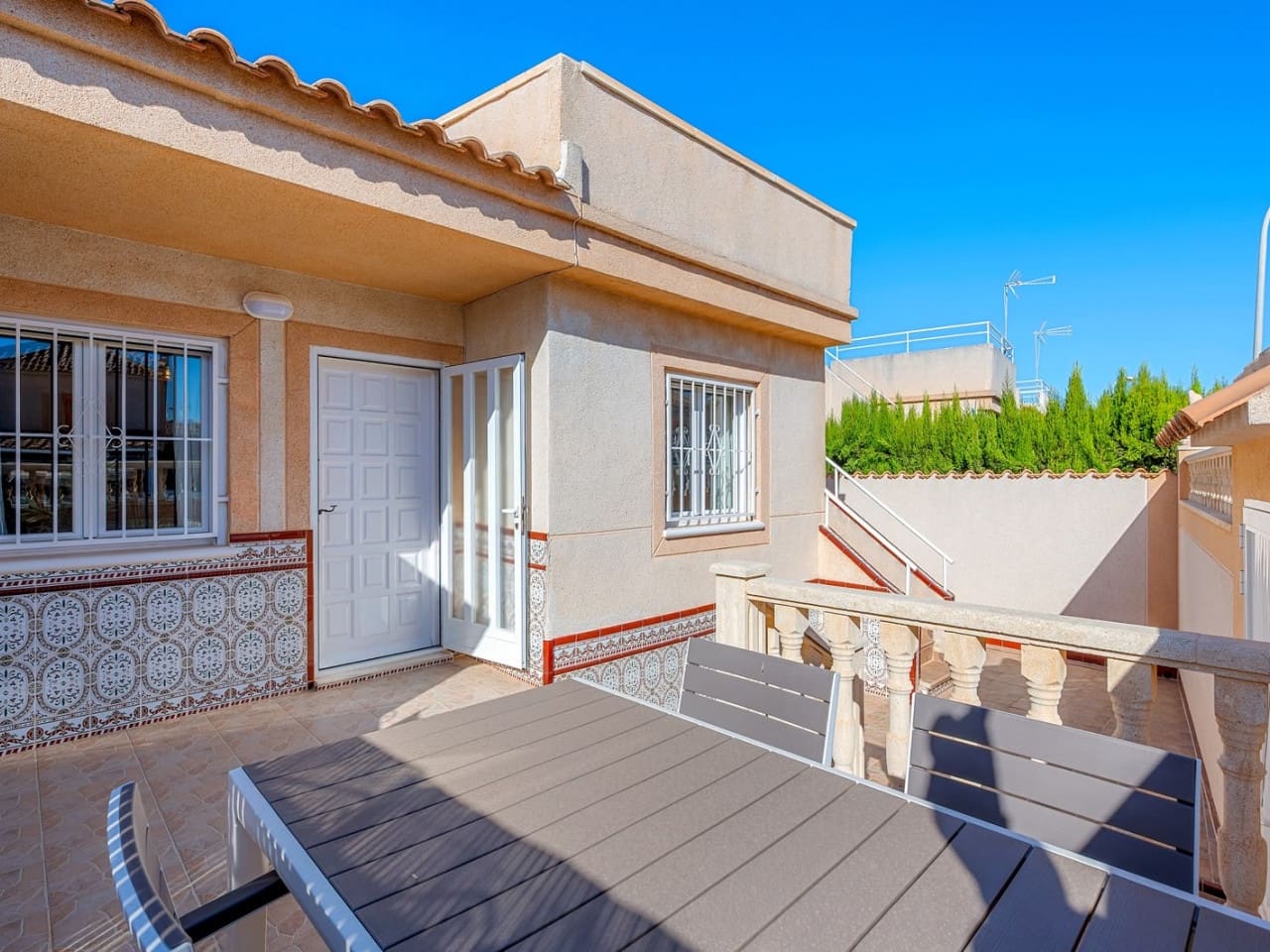 2 slaapkamer Rijtjeshuis te koop in Torrevieja met zwembad - € 178.995 (Ref: 10032384)
