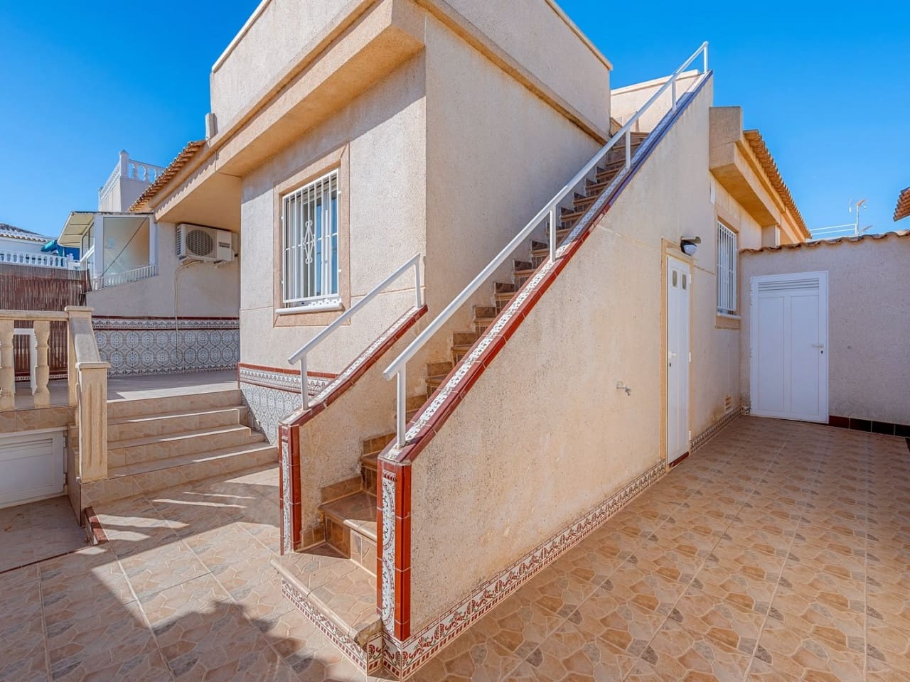 2 slaapkamer Rijtjeshuis te koop in Torrevieja met zwembad - € 178.995 (Ref: 10032384)