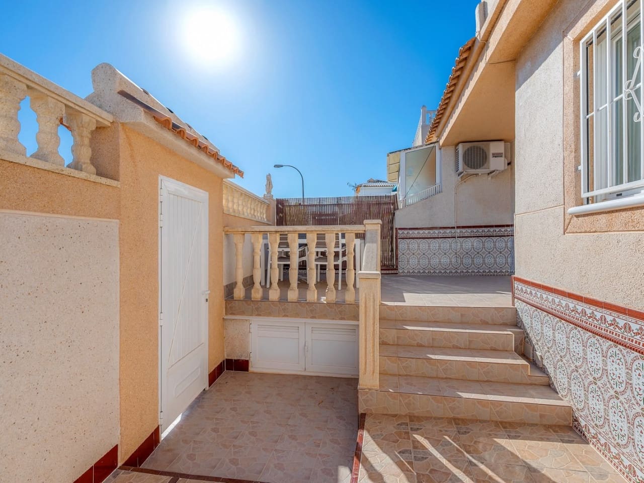 2 slaapkamer Rijtjeshuis te koop in Torrevieja met zwembad - € 178.995 (Ref: 10032384)