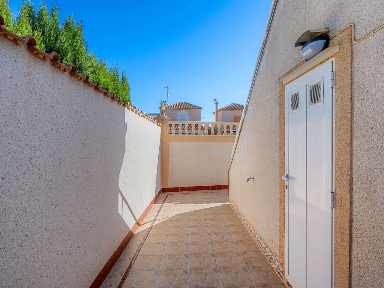 2 slaapkamer Rijtjeshuis te koop in Torrevieja met zwembad - € 178.995 (Ref: 10032384)