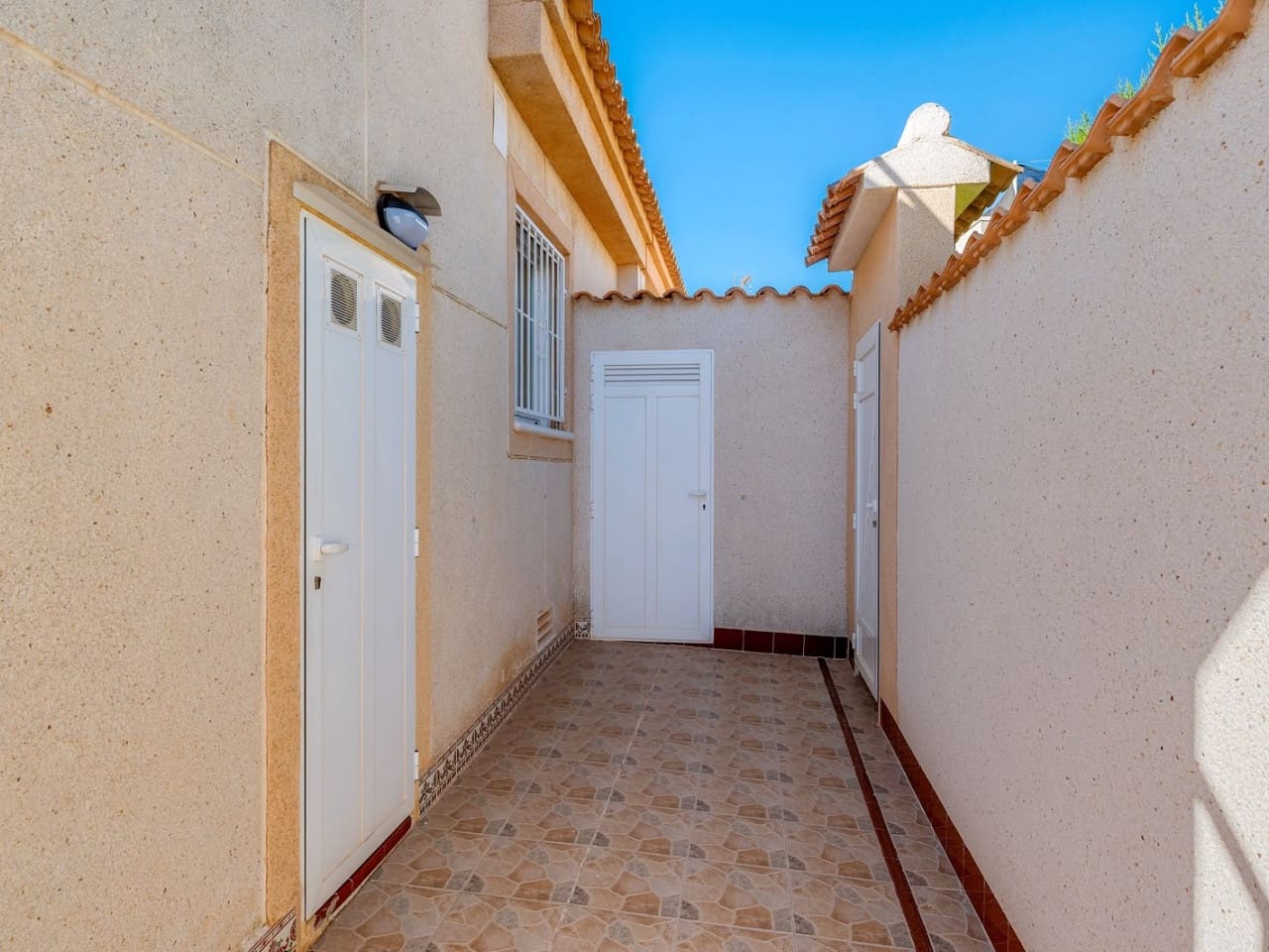 2 slaapkamer Rijtjeshuis te koop in Torrevieja met zwembad - € 178.995 (Ref: 10032384)