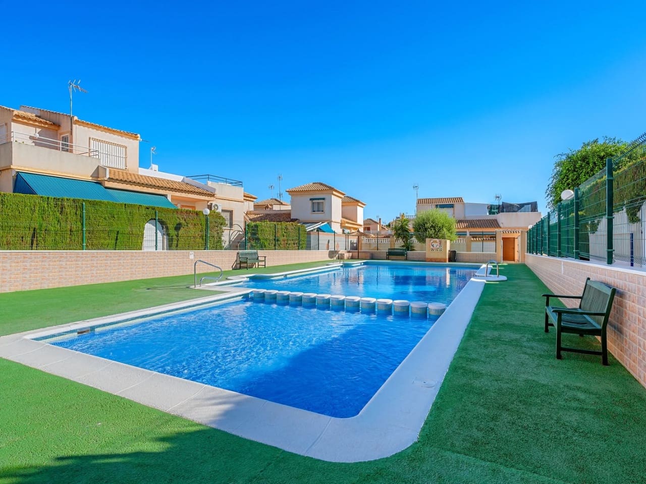 2 slaapkamer Rijtjeshuis te koop in Torrevieja met zwembad - € 178.995 (Ref: 10032384)