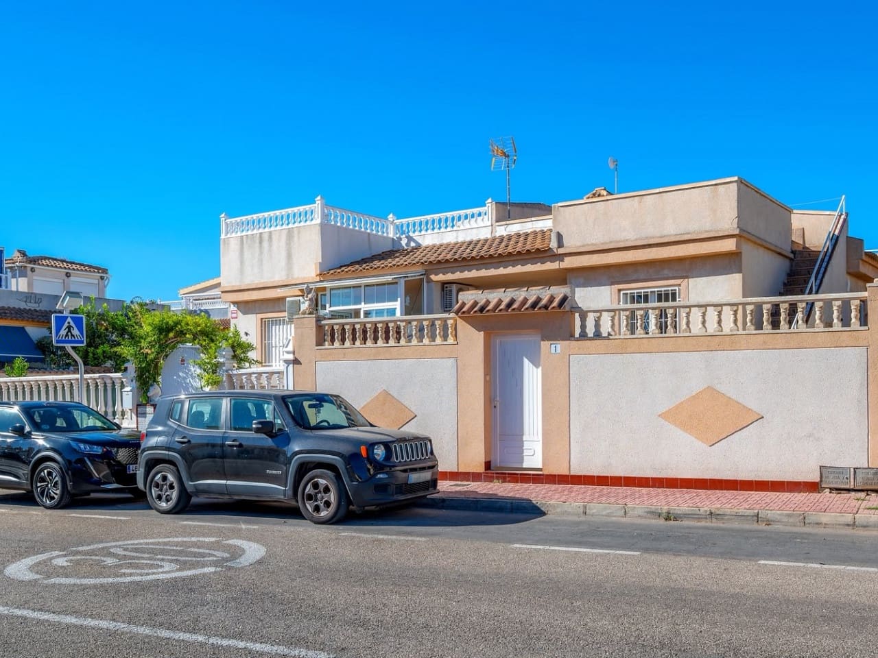 2 slaapkamer Rijtjeshuis te koop in Torrevieja met zwembad - € 178.995 (Ref: 10032384)