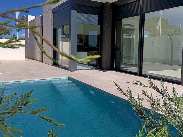 3 slaapkamer Villa te koop in Pilar de la Horadada met zwembad garage - € 670.000 (Ref: 10094617)