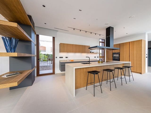 4 soveværelse Villa til salg i Benidorm med swimmingpool - € 2.825.000 (Ref: 10139706)