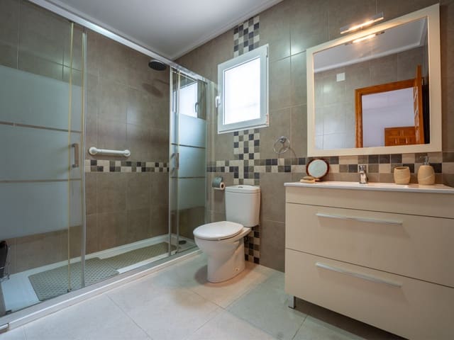 3 quarto Moradia para venda em La Siesta, Torrevieja com piscina - 399 000 € (Ref: 9318270)