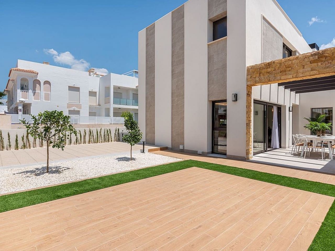 3 slaapkamer Villa te koop in Pueblo Bravo met zwembad - € 884.450 (Ref: 9318273)