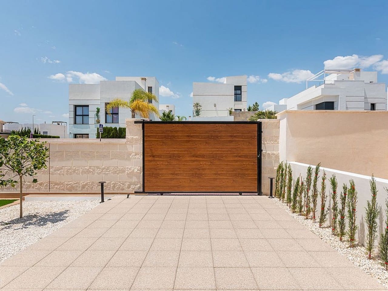 3 slaapkamer Villa te koop in Pueblo Bravo met zwembad - € 884.450 (Ref: 9318273)