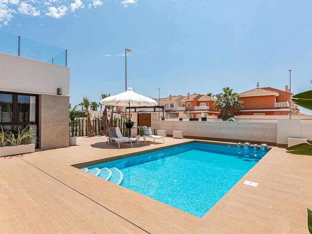 3 slaapkamer Villa te koop in Pueblo Bravo met zwembad - € 884.450 (Ref: 9318273)