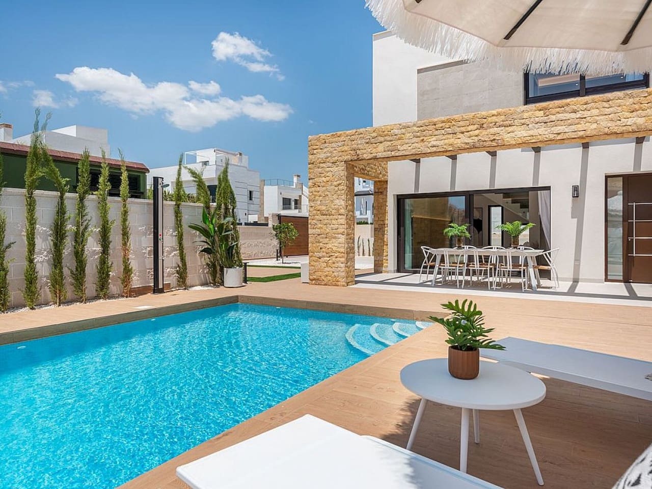 3 slaapkamer Villa te koop in Pueblo Bravo met zwembad - € 884.450 (Ref: 9318273)