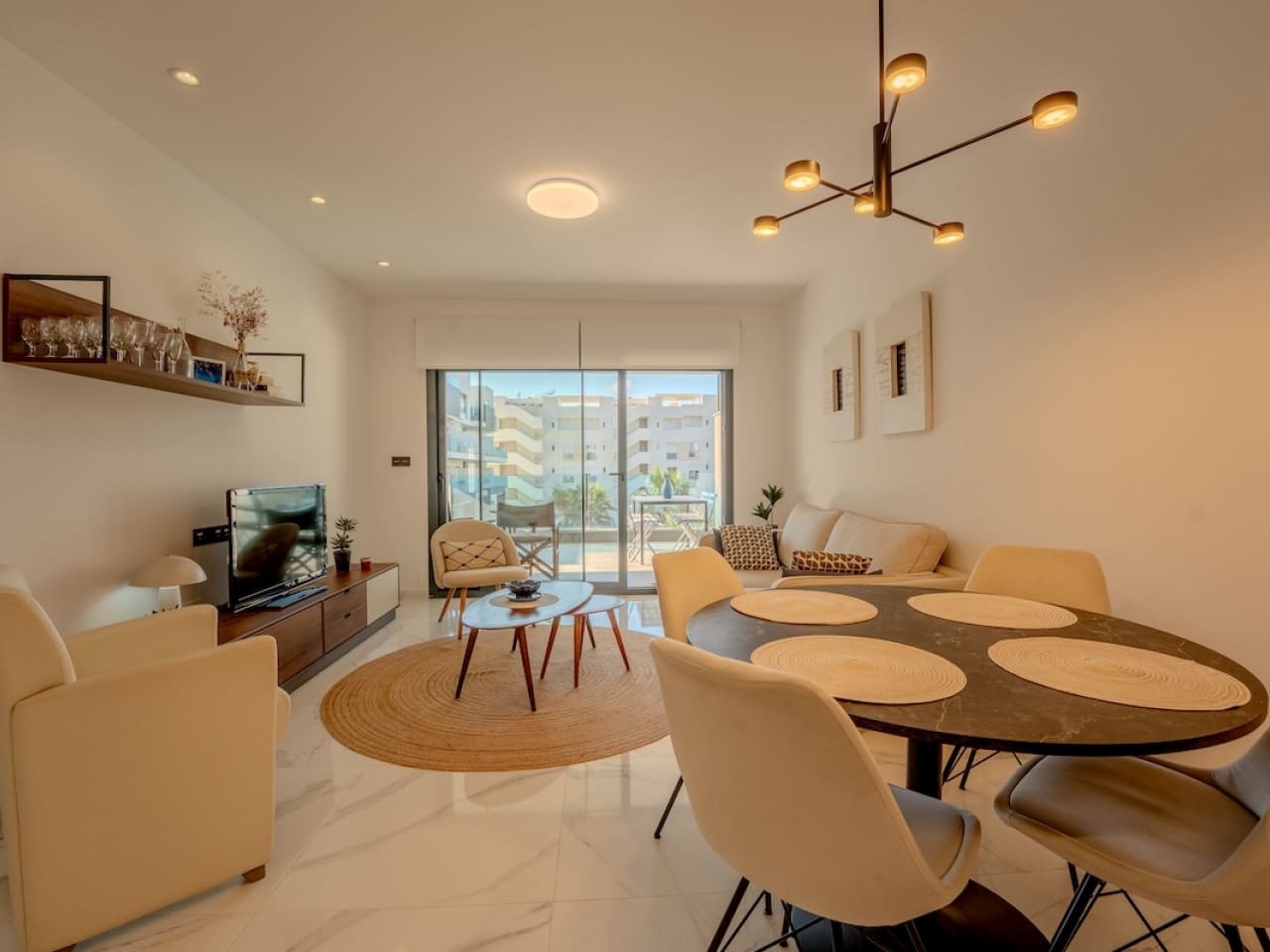 3 makuuhuone Huoneisto myytävänä paikassa El Raso mukana uima-altaan - 309 000 € (Ref: 9318288)