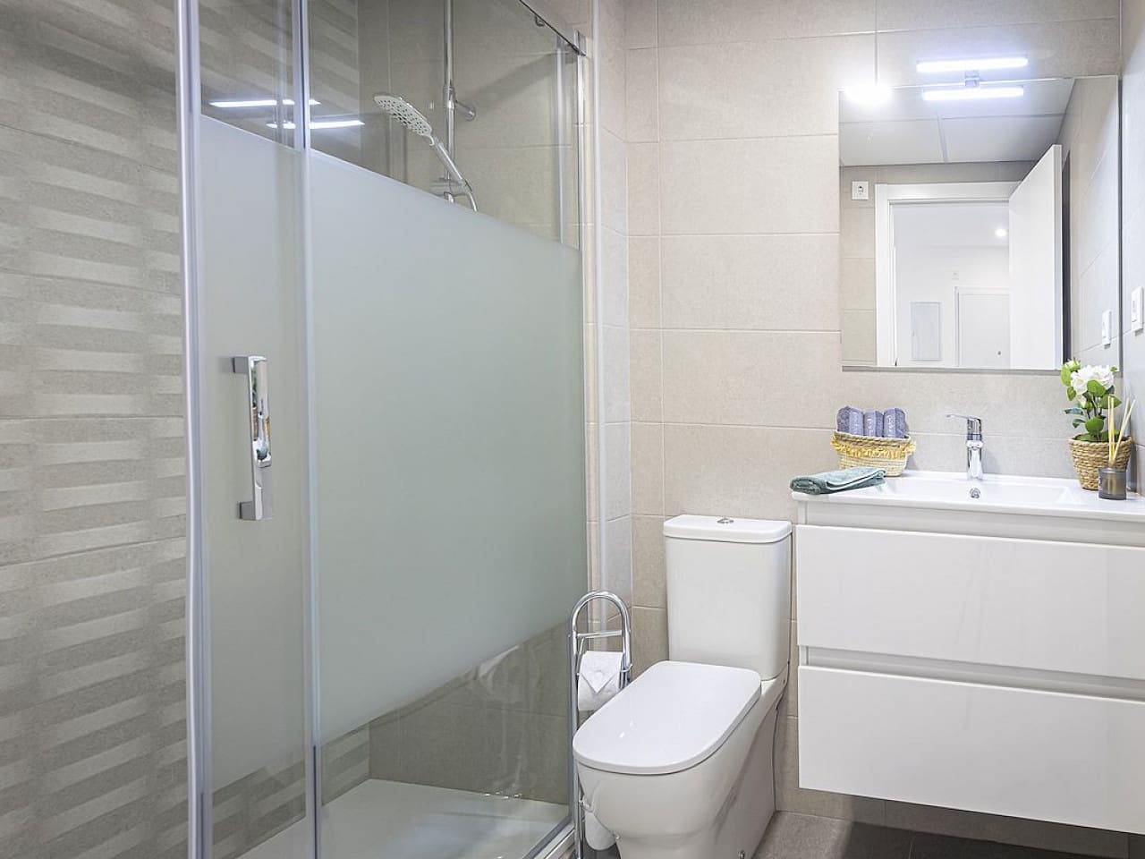 2 bedroom Apartment for sale in La Manga del Mar Menor with pool - € 213,259 (Ref: 9318290)