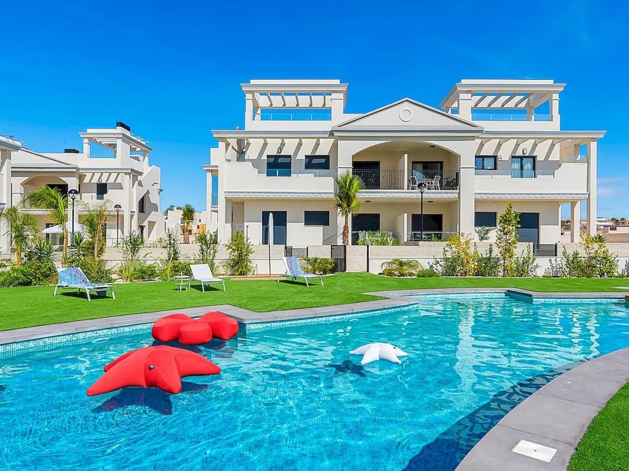 3 slaapkamer Rijtjeshuis te koop in Pueblo Bravo met zwembad - € 380.540 (Ref: 9318377)