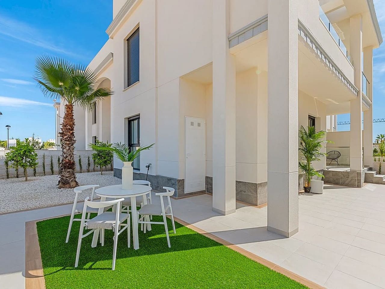 3 slaapkamer Rijtjeshuis te koop in Pueblo Bravo met zwembad - € 380.540 (Ref: 9318377)