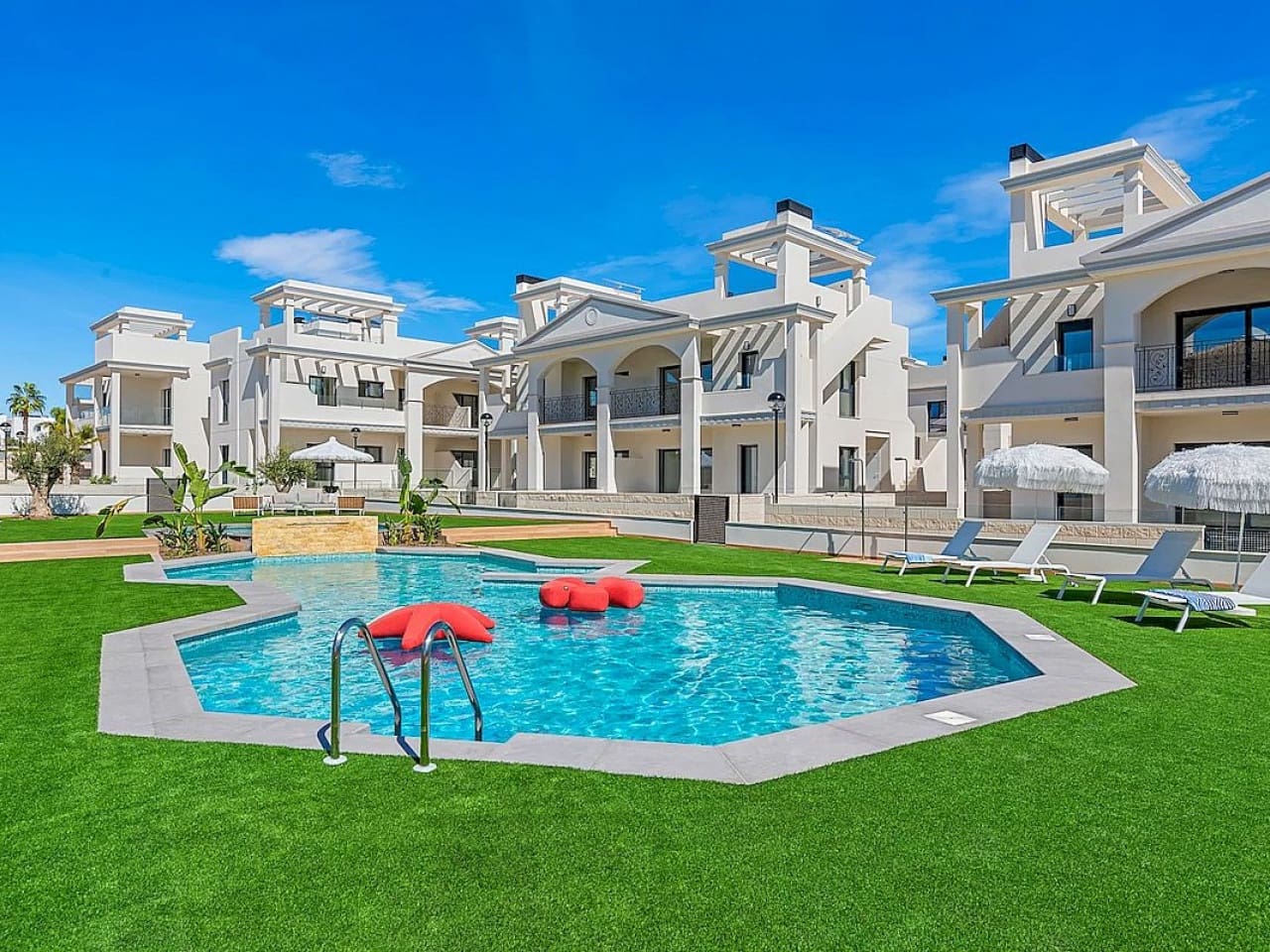 3 slaapkamer Rijtjeshuis te koop in Pueblo Bravo met zwembad - € 380.540 (Ref: 9318377)