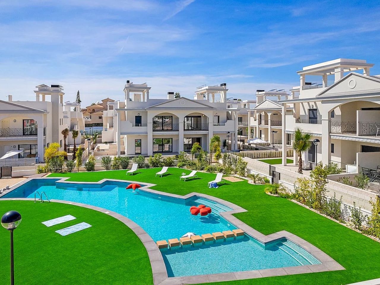 3 slaapkamer Rijtjeshuis te koop in Pueblo Bravo met zwembad - € 380.540 (Ref: 9318377)