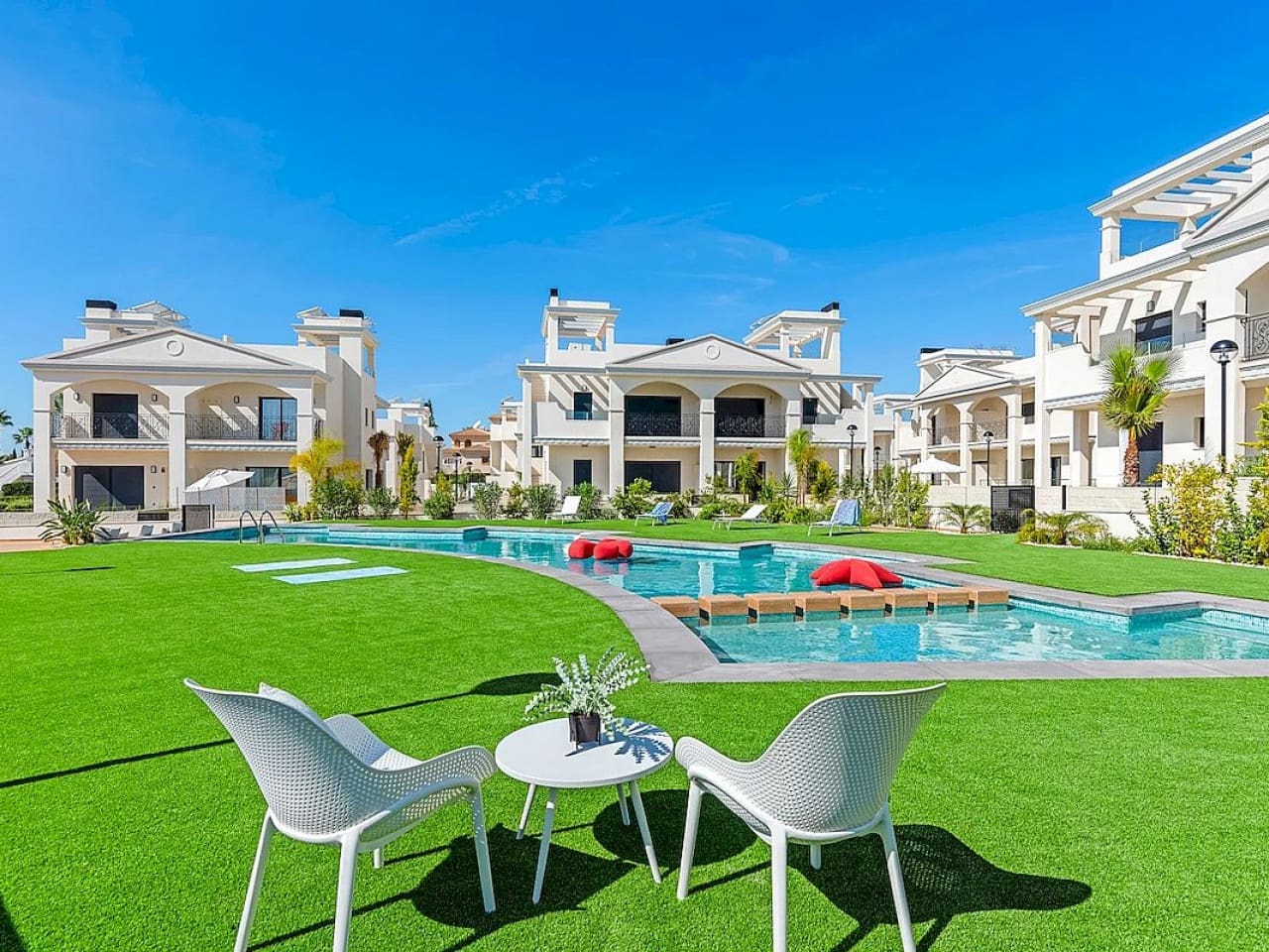 3 slaapkamer Rijtjeshuis te koop in Pueblo Bravo met zwembad - € 380.540 (Ref: 9318377)