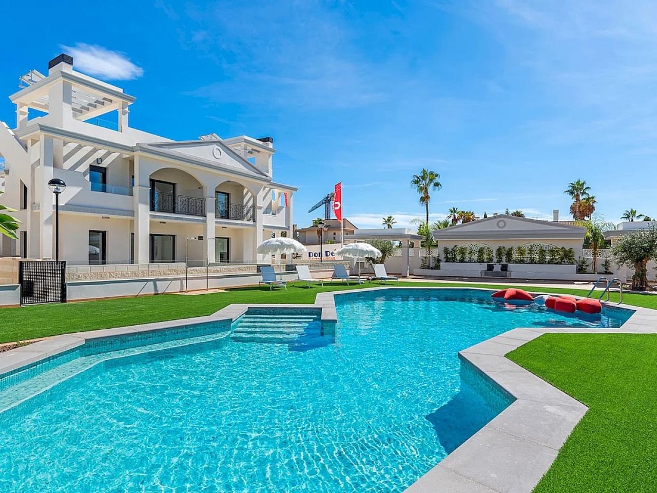 3 slaapkamer Rijtjeshuis te koop in Pueblo Bravo met zwembad - € 380.540 (Ref: 9318377)