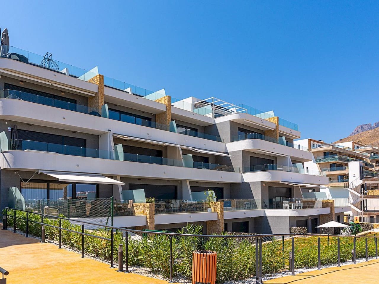 2 bedroom Apartment for sale in Benidorm with pool - € 590,000 (Ref: 9318499)