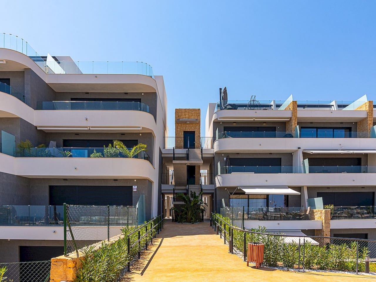 2 bedroom Apartment for sale in Benidorm with pool - € 590,000 (Ref: 9318499)