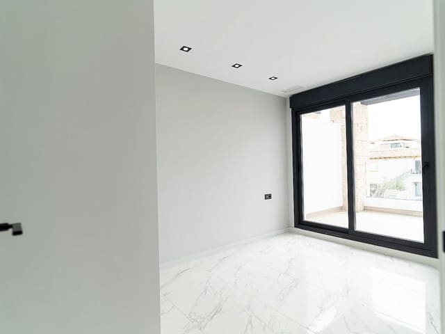 4 soverom Villa til salgs i Punta Prima, Orihuela med svømmebasseng - € 699 900 (Ref: 9318567)