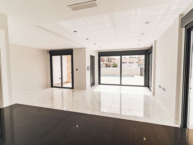 4 soverom Villa til salgs i Punta Prima, Orihuela med svømmebasseng - € 699 900 (Ref: 9318567)