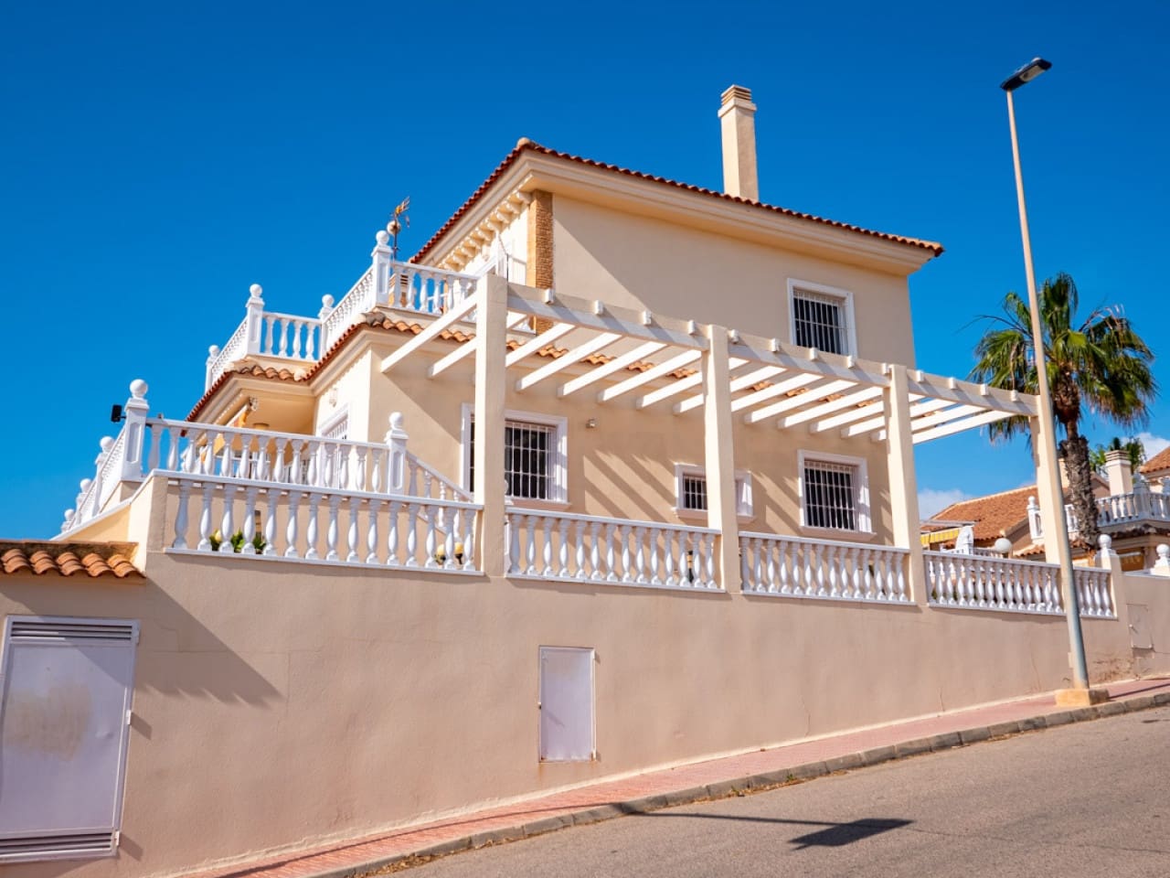 5 bedroom Villa for sale in Torrevieja with pool - € 549,000 (Ref: 9318613)