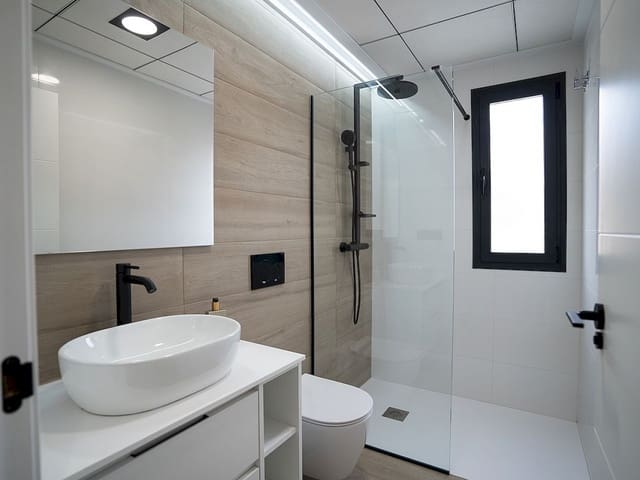 3 soverom Rekkehus til salgs i Punta Prima, Orihuela med svømmebasseng - € 370 000 (Ref: 9318643)