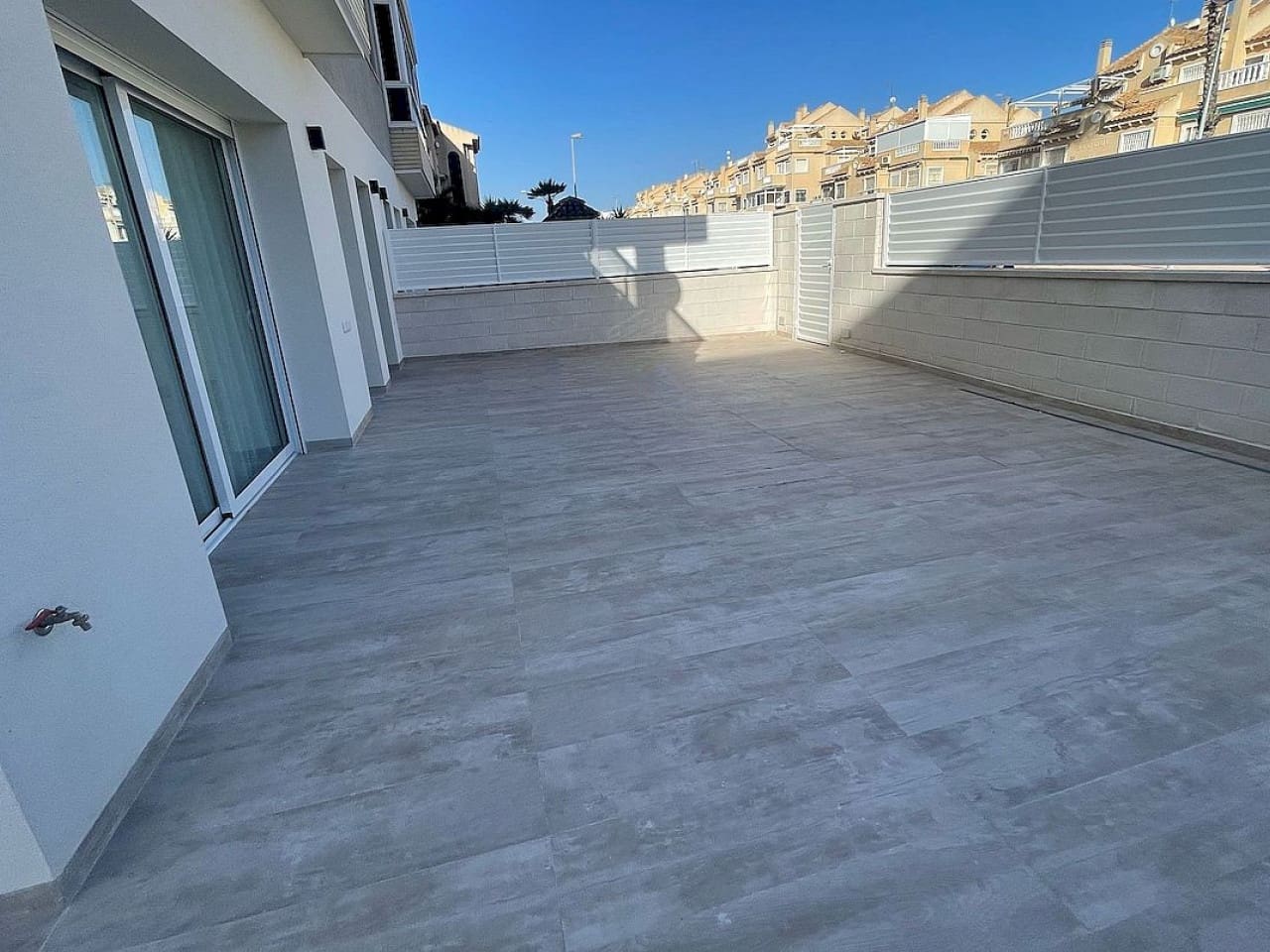 3 makuuhuone Huoneisto myytävänä paikassa Torrevieja mukana uima-altaan - 350 000 € (Ref: 9318829)