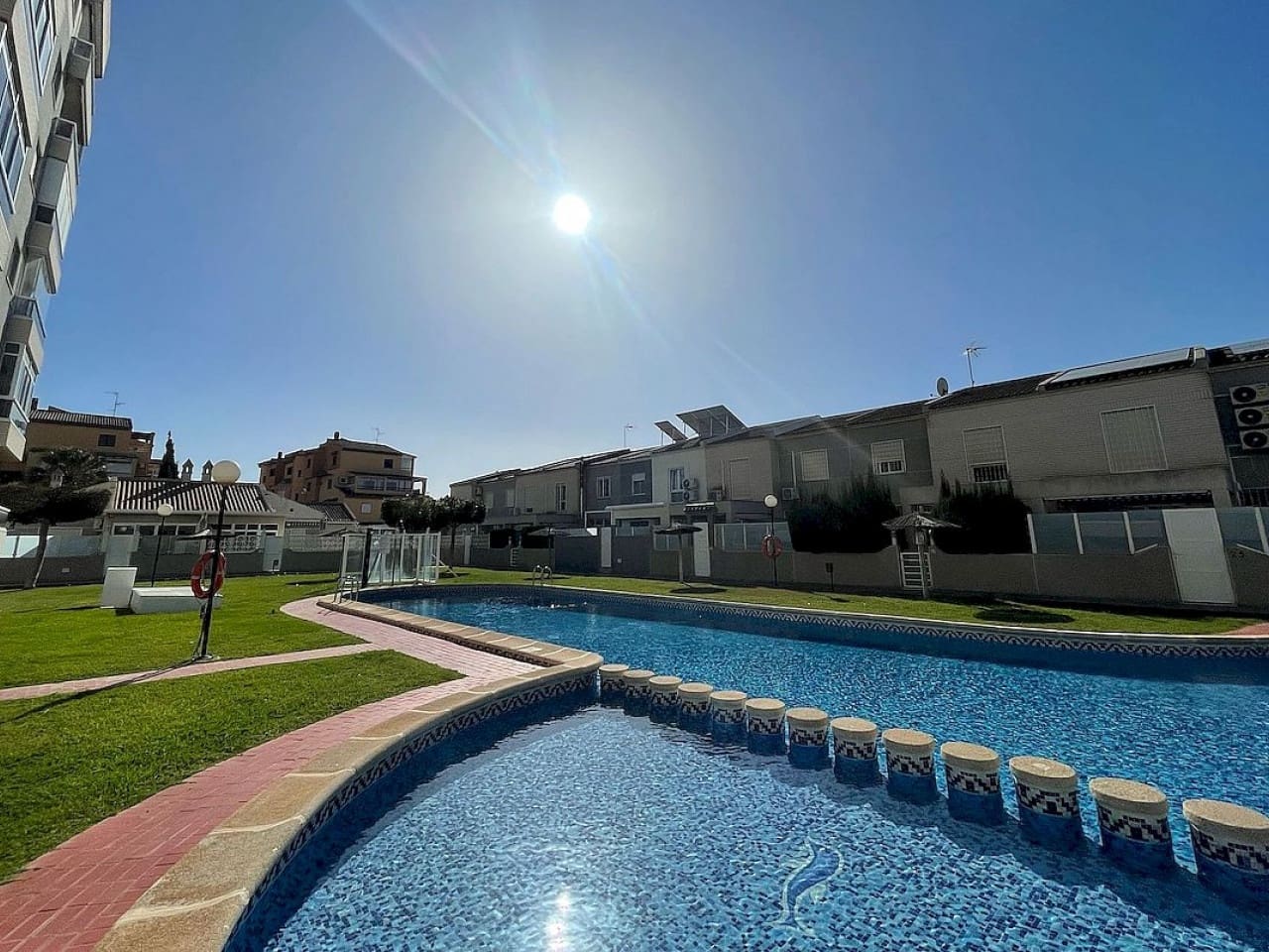 3 makuuhuone Huoneisto myytävänä paikassa Torrevieja mukana uima-altaan - 350 000 € (Ref: 9318829)