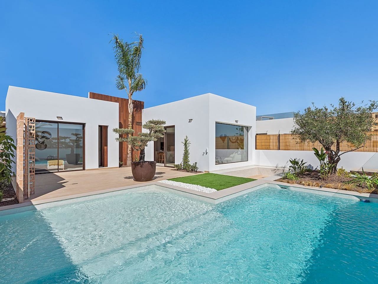 3 bedroom Villa for sale in Los Alcazares with pool - € 559,900 (Ref: 9318855)