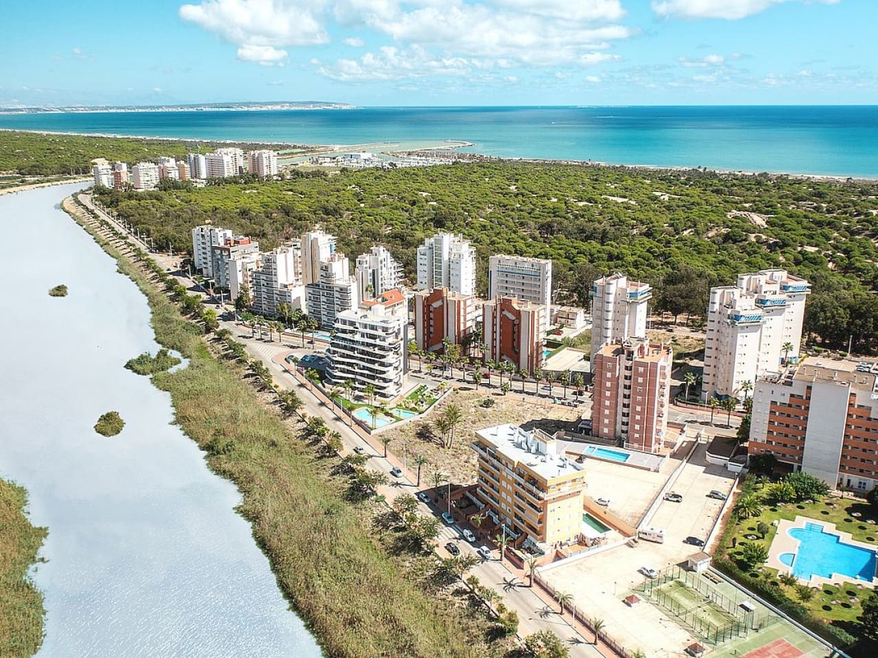 2 bedroom Penthouse for sale in Guardamar del Segura with pool - € 449,000 (Ref: 9319139)