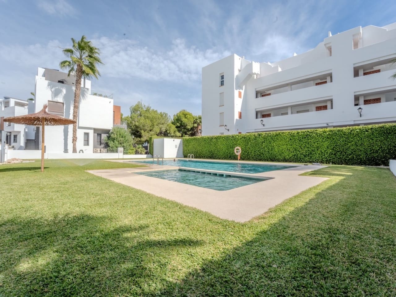 2 bedroom Villa for sale in Orihuela Costa with pool - € 242,000 (Ref: 9349739)