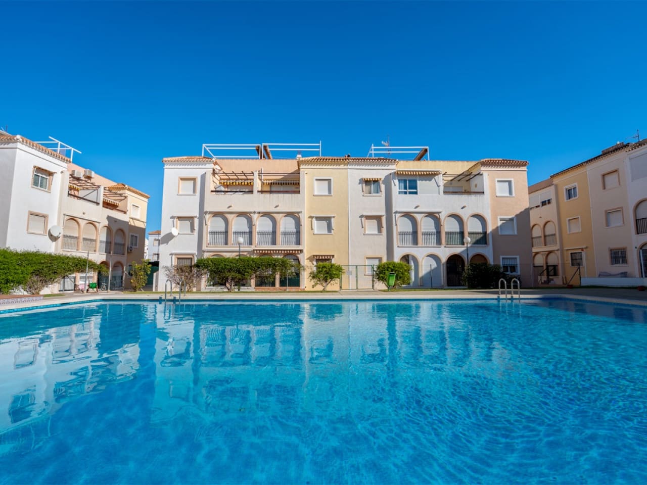 2 makuuhuone Huoneisto myytävänä paikassa Torrevieja mukana uima-altaan - 129 000 € (Ref: 9419939)