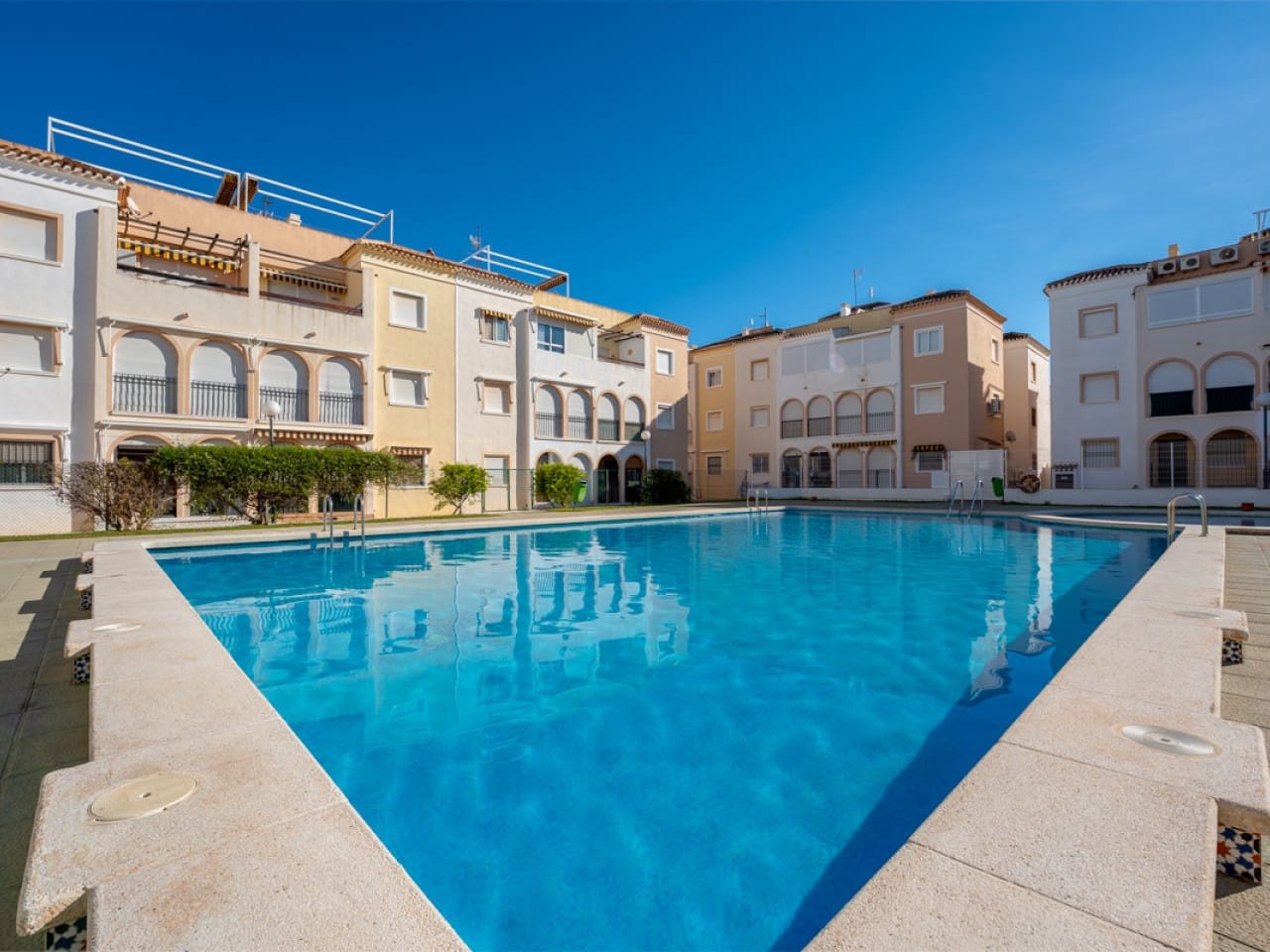 2 makuuhuone Huoneisto myytävänä paikassa Torrevieja mukana uima-altaan - 129 000 € (Ref: 9419939)