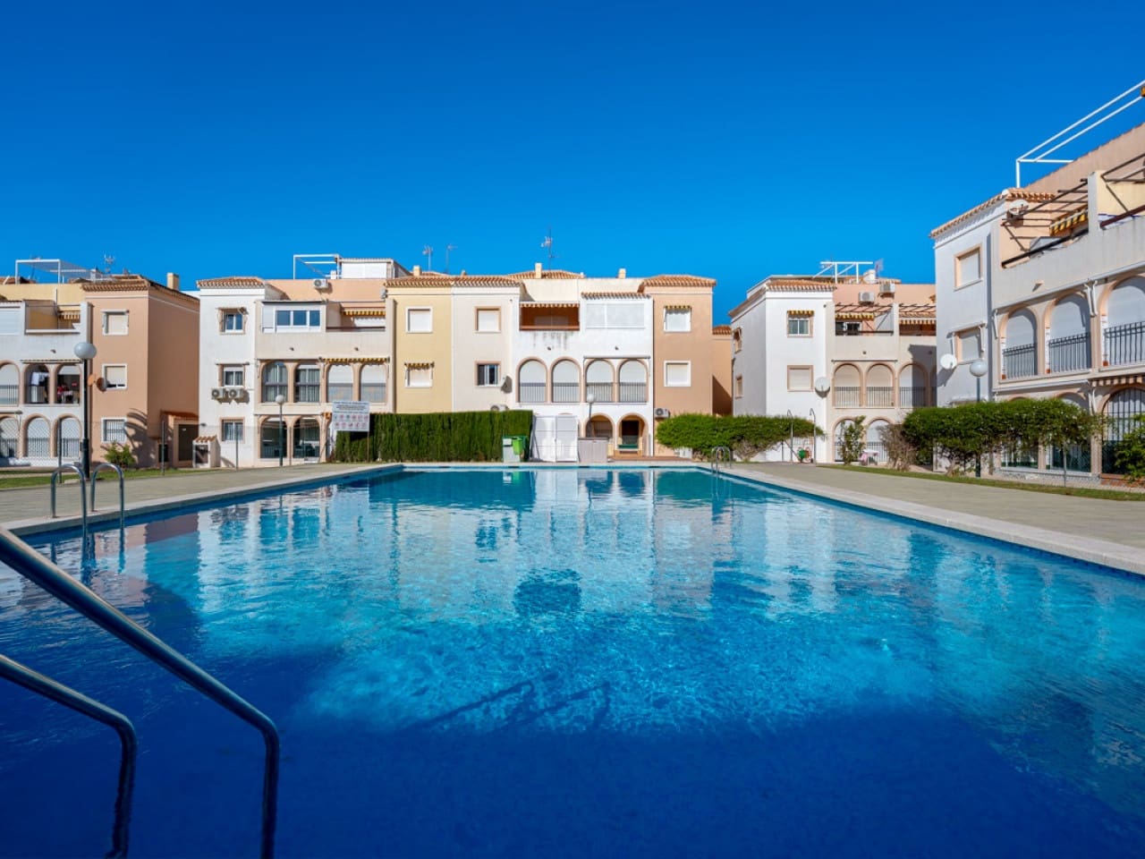 2 makuuhuone Huoneisto myytävänä paikassa Torrevieja mukana uima-altaan - 129 000 € (Ref: 9419939)