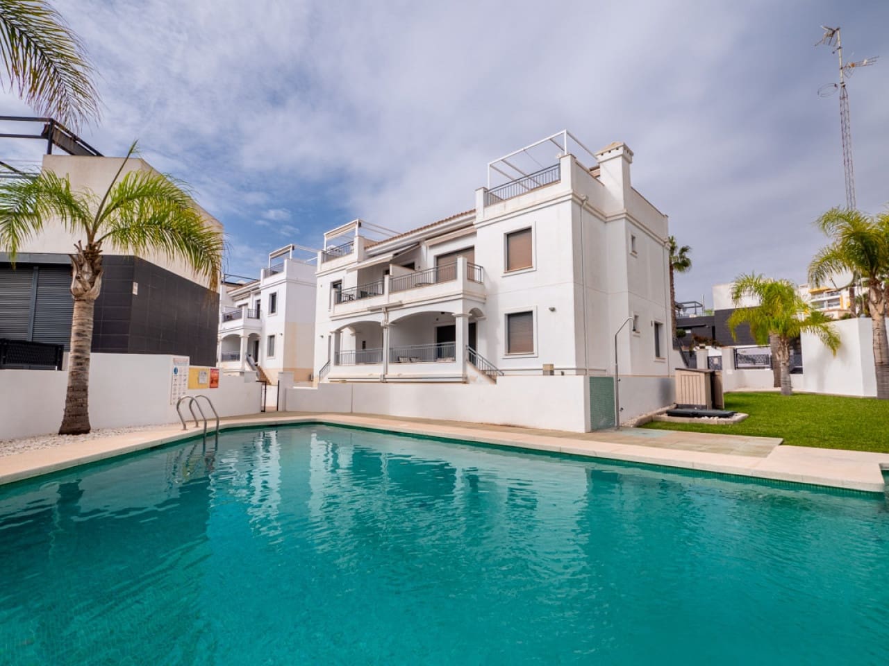 2 sypialnia Dom szeregowy na sprzedaż w Orihuela Costa z basenem - 249 000 € (Ref: 9433347)