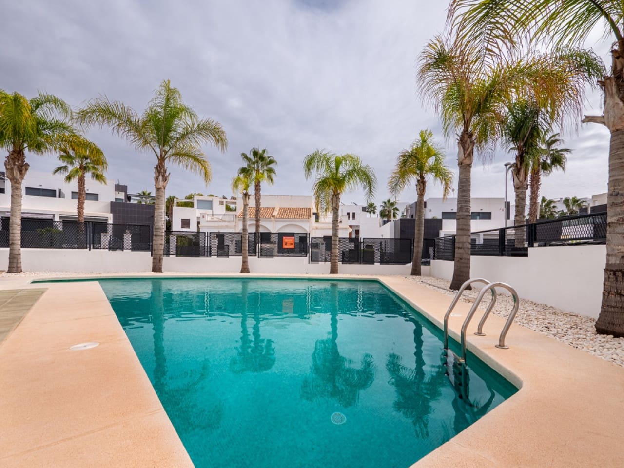 2 sypialnia Dom szeregowy na sprzedaż w Orihuela Costa z basenem - 249 000 € (Ref: 9433347)