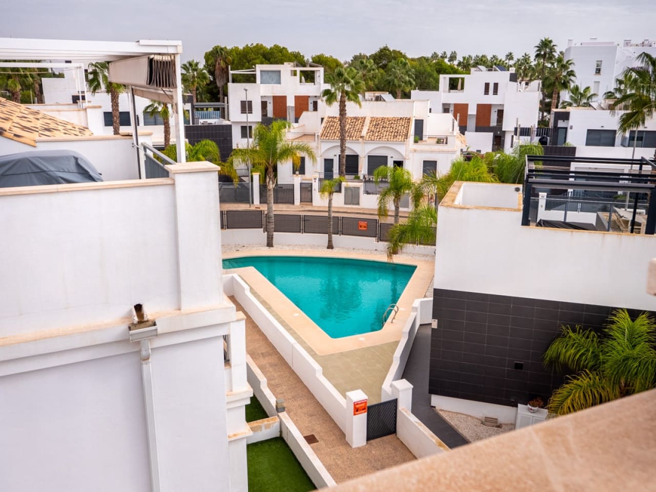 2 sypialnia Dom szeregowy na sprzedaż w Orihuela Costa z basenem - 249 000 € (Ref: 9433347)